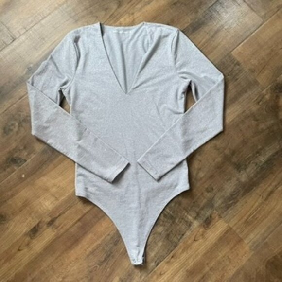 Abercrombie & Fitch Silver Metallic Long Sleeve Deep V Bodysuit Size M - Picture 4 of 11